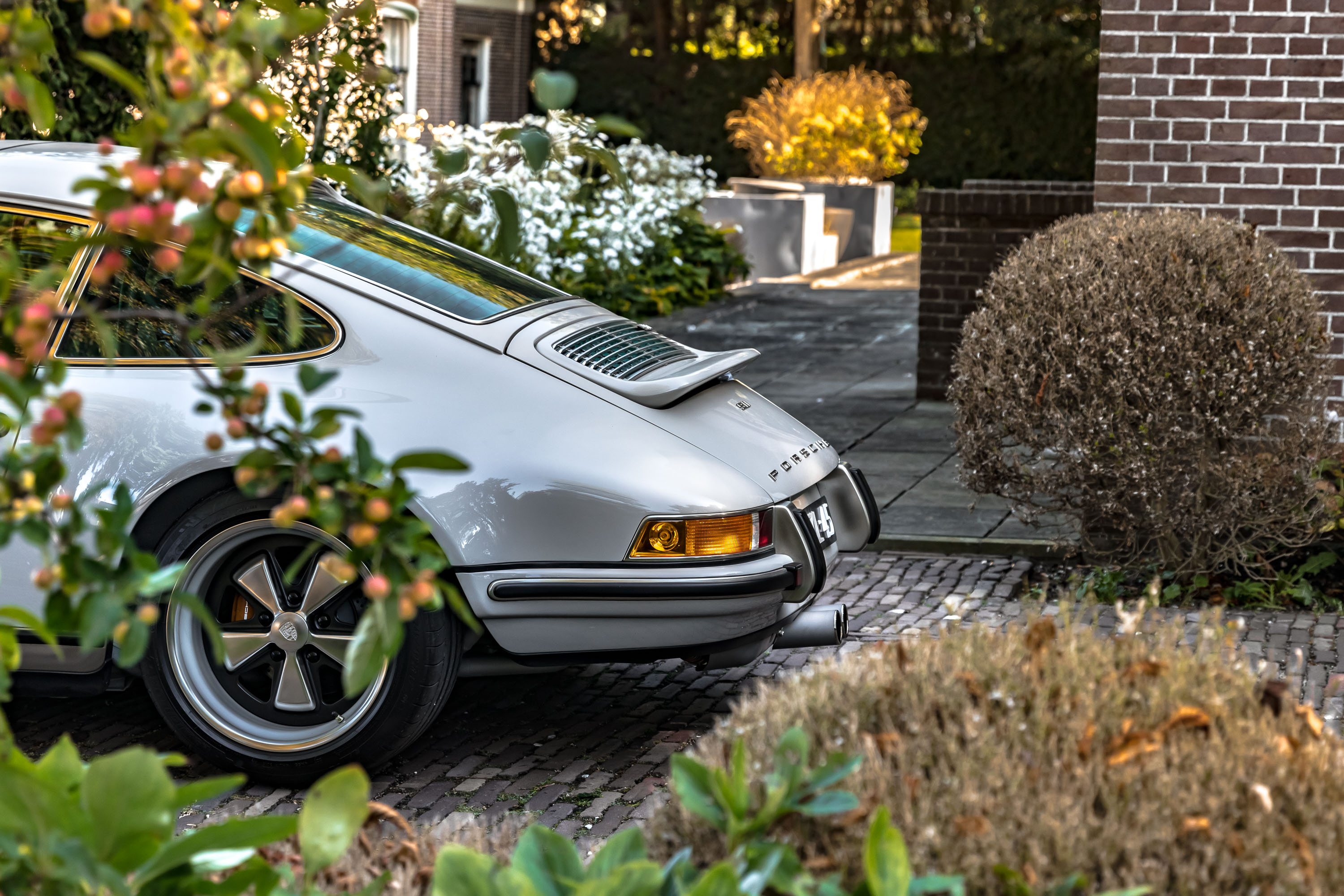 Singer Porsche in de tuin